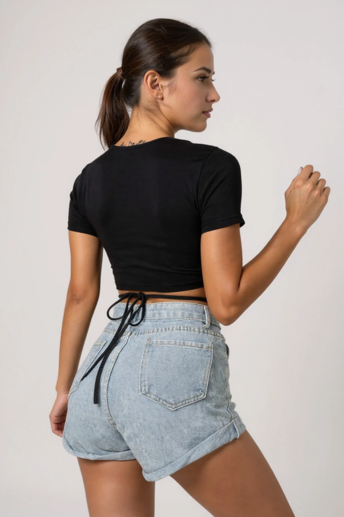 Kadın Siyah Yarım Kol Çapraz Bağlamalı Crop Top Bluz - Şık, Rahat ve Kolay Kombinlenebilir