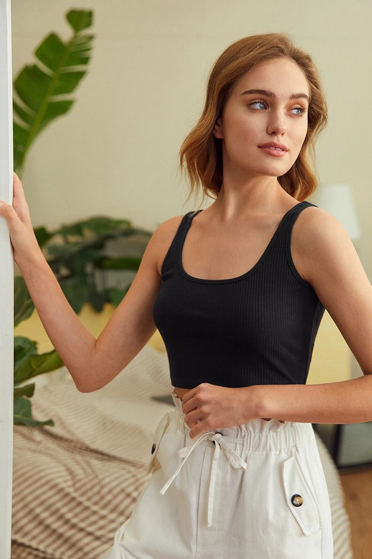 Kadın Siyah Kalın Askılı Crop Top Büstiyer – Modern ve Şık Tasarım