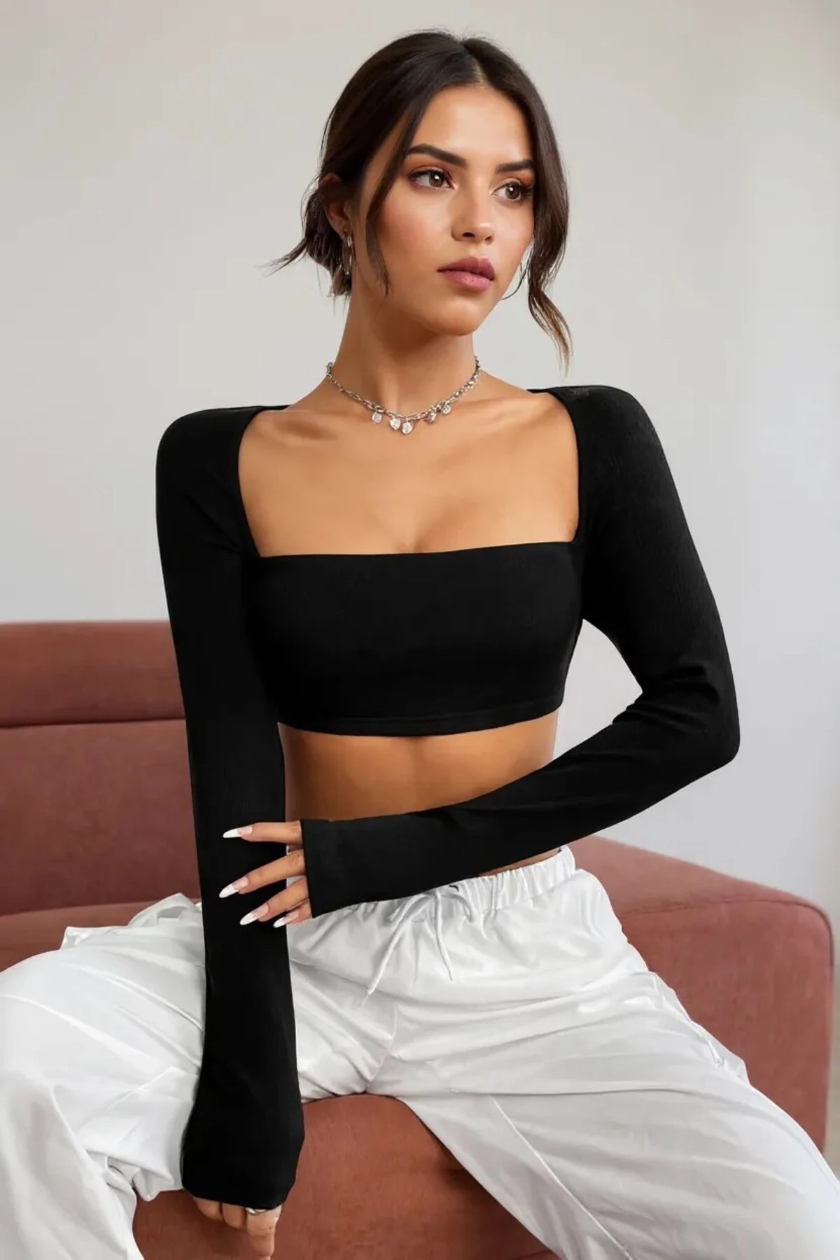 Kadın Siyah Uzun Kol Göğüs ve Sırt Dekolteli Crop Top Bluz – Şık, Rahat ve Kolay Kombinlenebilir
