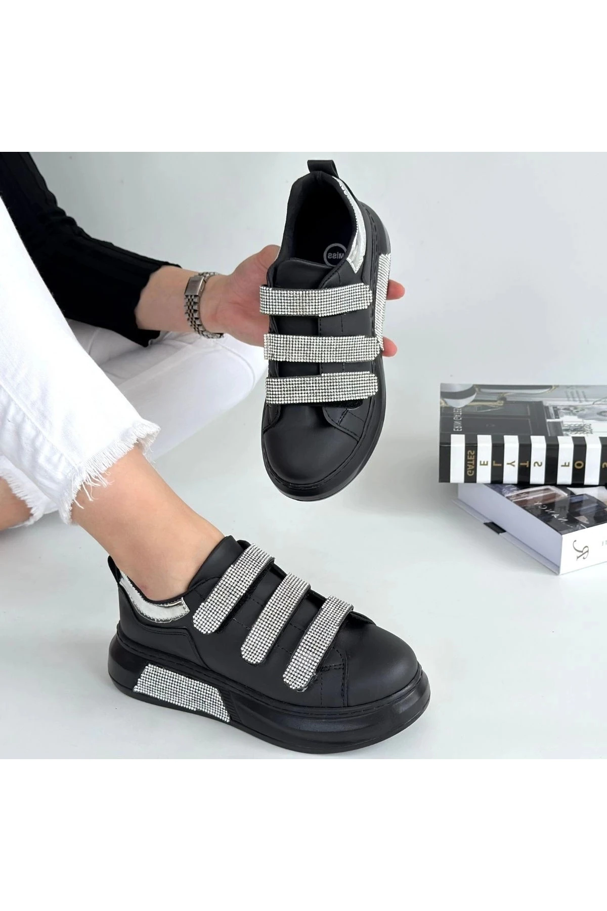 Elika Siyah Cilt Cırt Cırtlı Kadın Spor Ayakkabı
