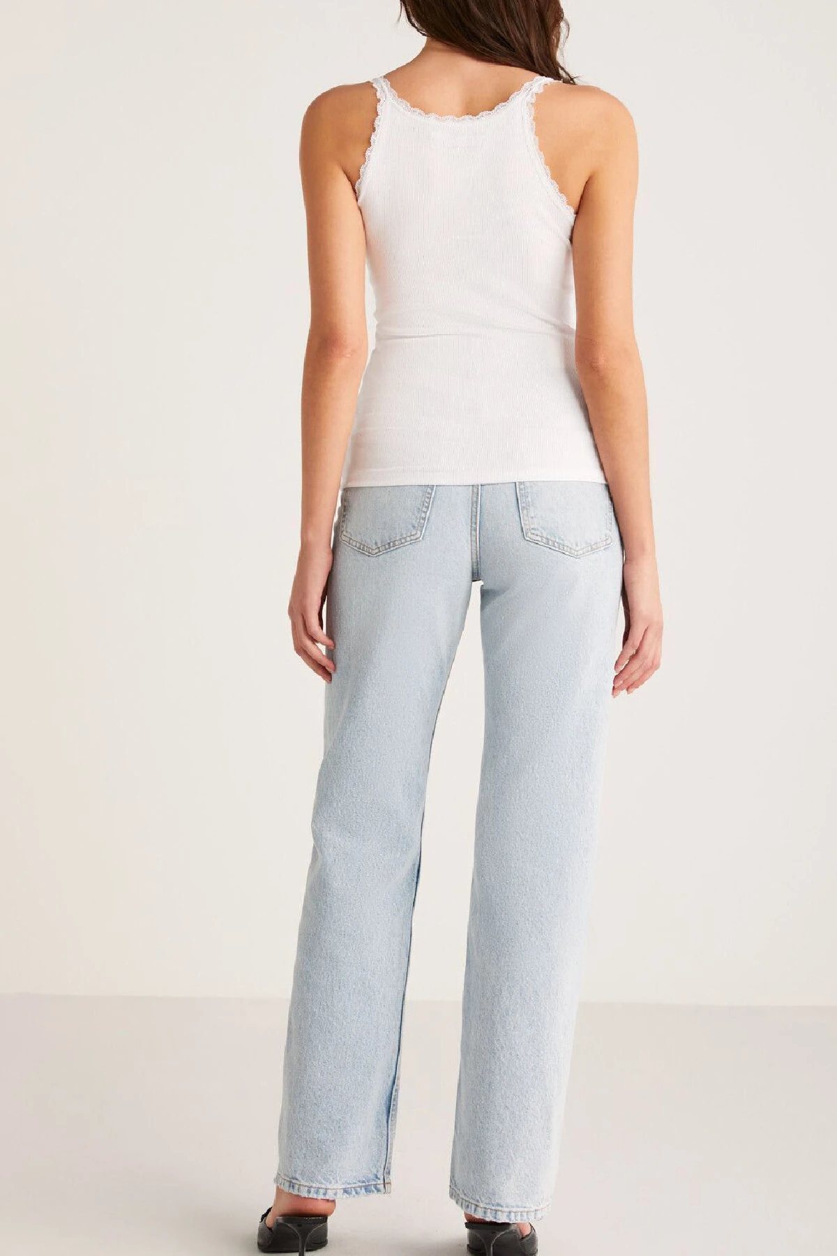 Kadın Beyaz Normal Kalıp Dantel Detalı Ince Askılı Oyuk Yaka Atlet – Modern ve Şık Tasarım