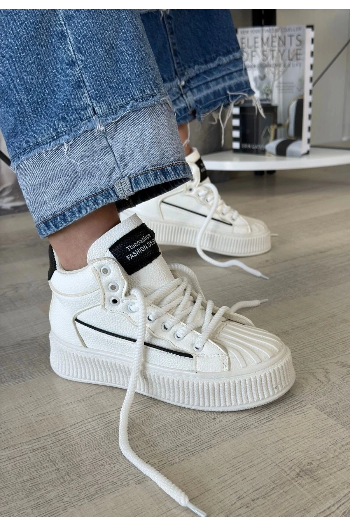 Estim Beyaz Cilt Siyah Detaylı Bağcıklı Spor Ayakkabı