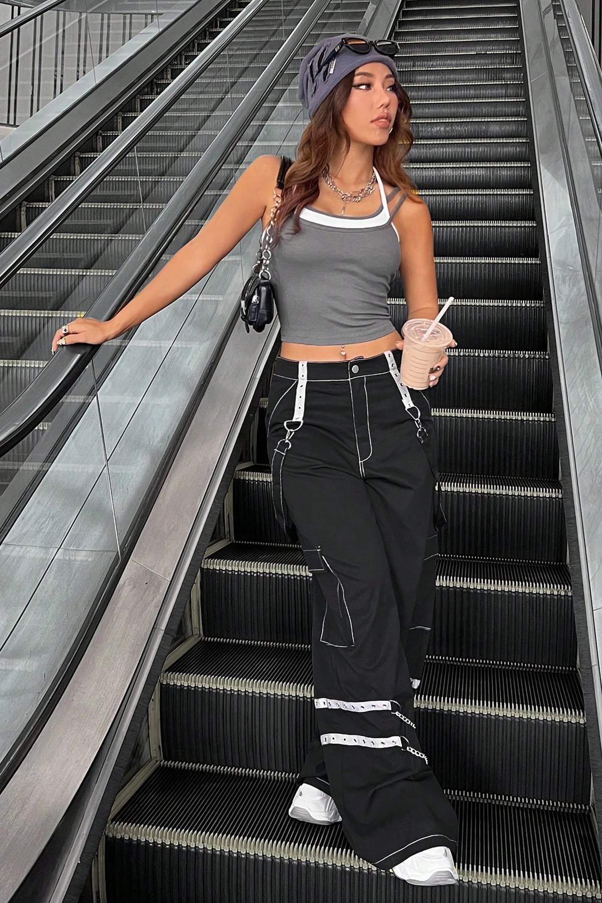 Kadın Antrasit Gri Beyaz Çift Renk Çapraz Askılı Crop Top Bluz – Şık, Rahat ve Kolay Kombinlenebilir