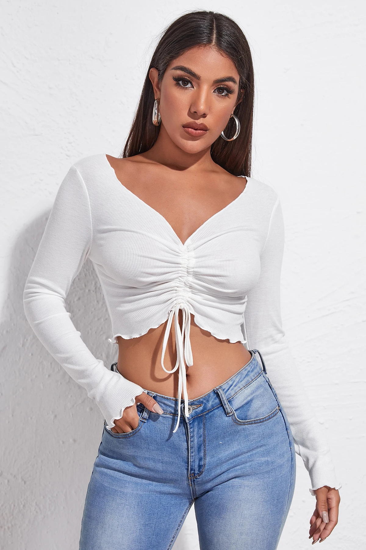 Kadın Beyaz Uzun Kollu Büzdürme Bağcık Detaylı Crop Top Bluz – Şık, Rahat ve Kolay Kombinlenebilir