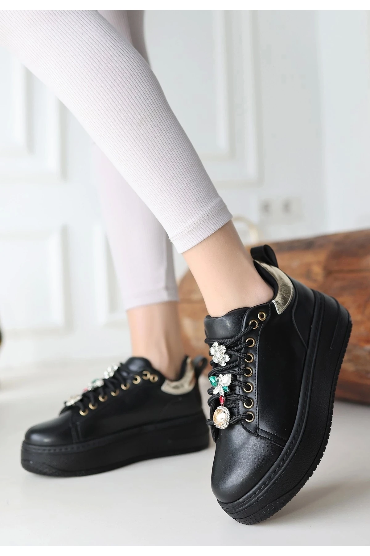 Tenya Siyah Cilt Taşlı Bağcıklı Spor Ayakkabı