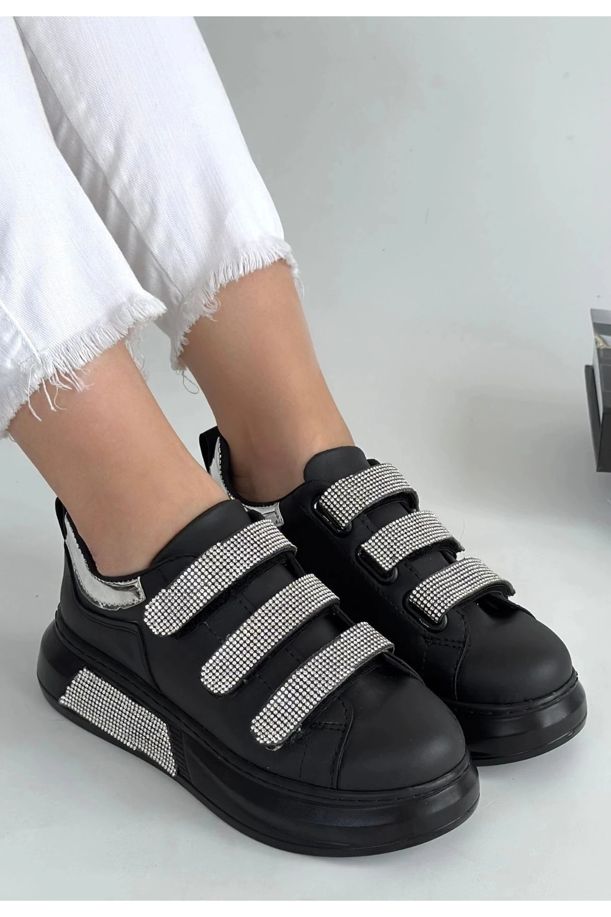 Elika Siyah Cilt Cırt Cırtlı Kadın Spor Ayakkabı