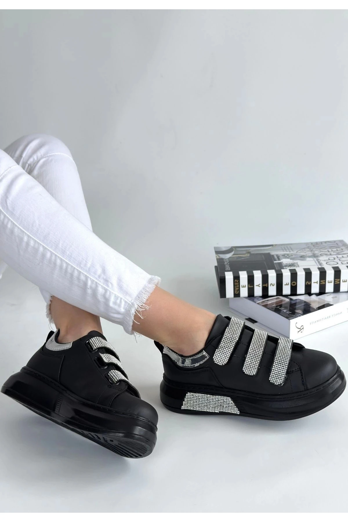 Elika Siyah Cilt Cırt Cırtlı Kadın Spor Ayakkabı