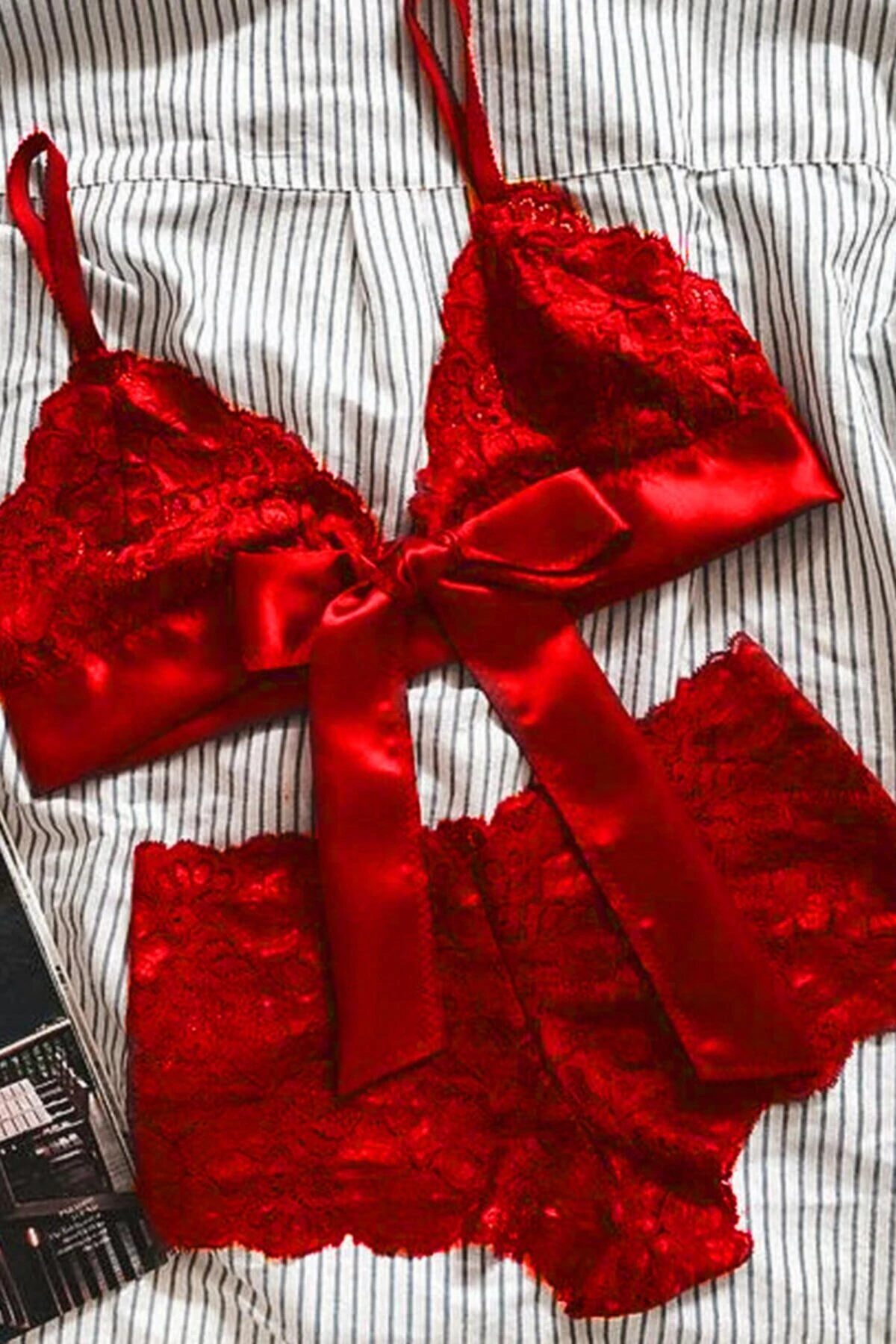 Kadın Kırmızı Dantelli & Kurdelalı Sütyen Külot Takımı – Modern, Konforlu ve Günlük Kombinlere Uygun