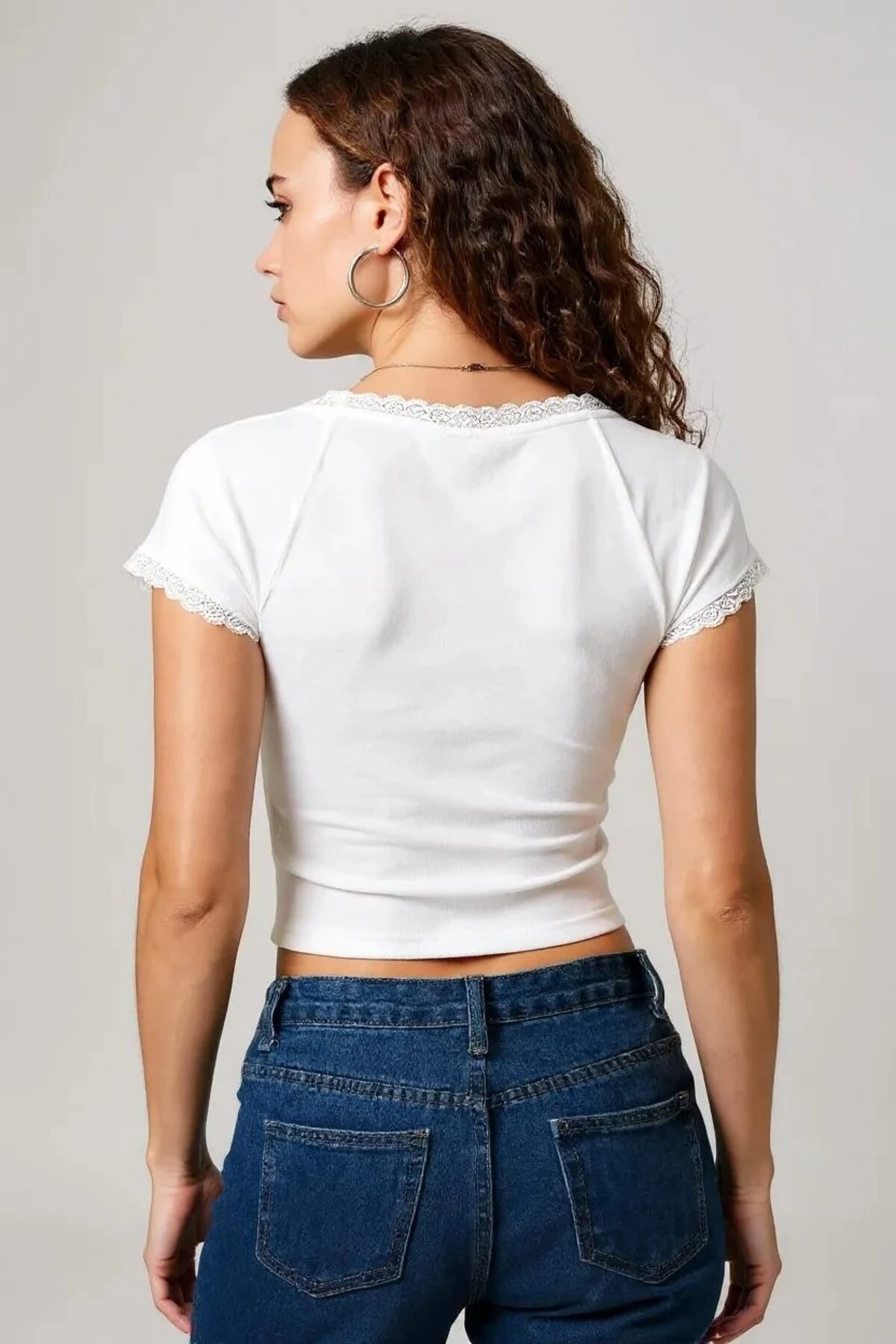 Kadın Beyaz Normal Kalıp Dantel Detalı Ince Askılı Oyuk Yaka Atlet – Modern ve Şık Tasarım
