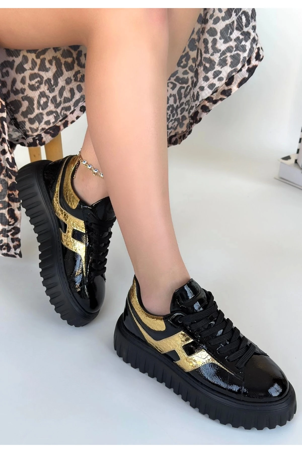 Gesti Siyah Rugan Altın Detaylı Bağcıklı Spor Ayakkabı