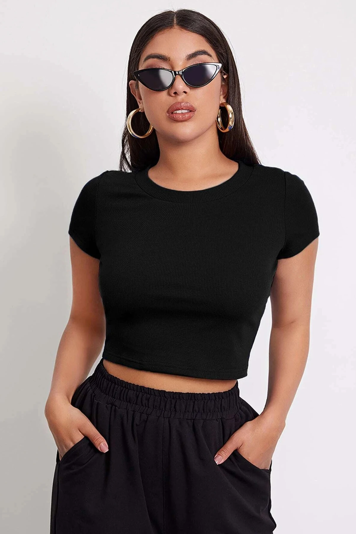 Kadın Siyah Yuvarlak Yaka Yarım Kol Crop Top Bluz – Şık, Rahat ve Kolay Kombinlenebilir