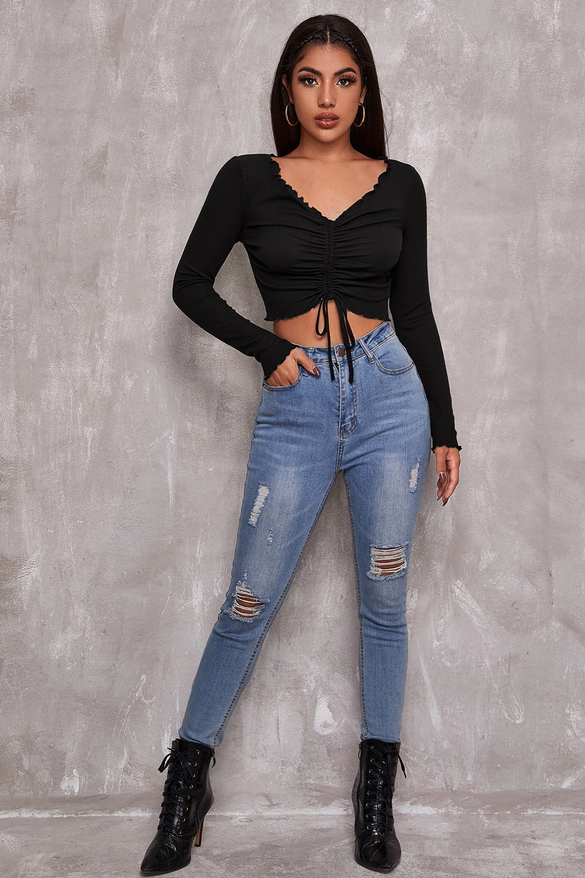 Kadın Siyah Uzun Kollu Büzdürme Bağcık Detaylı Crop Top Bluz – Şık, Rahat ve Kolay Kombinlenebilir