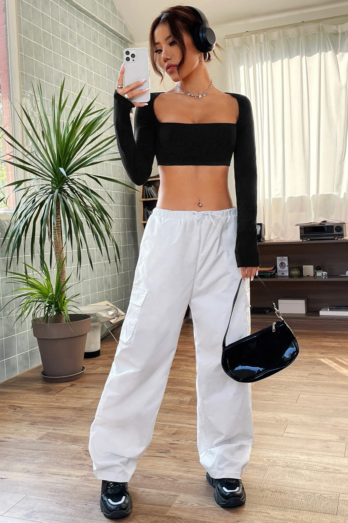 Kadın Siyah Uzun Kol Göğüs ve Sırt Dekolteli Crop Top Bluz – Şık, Rahat ve Kolay Kombinlenebilir
