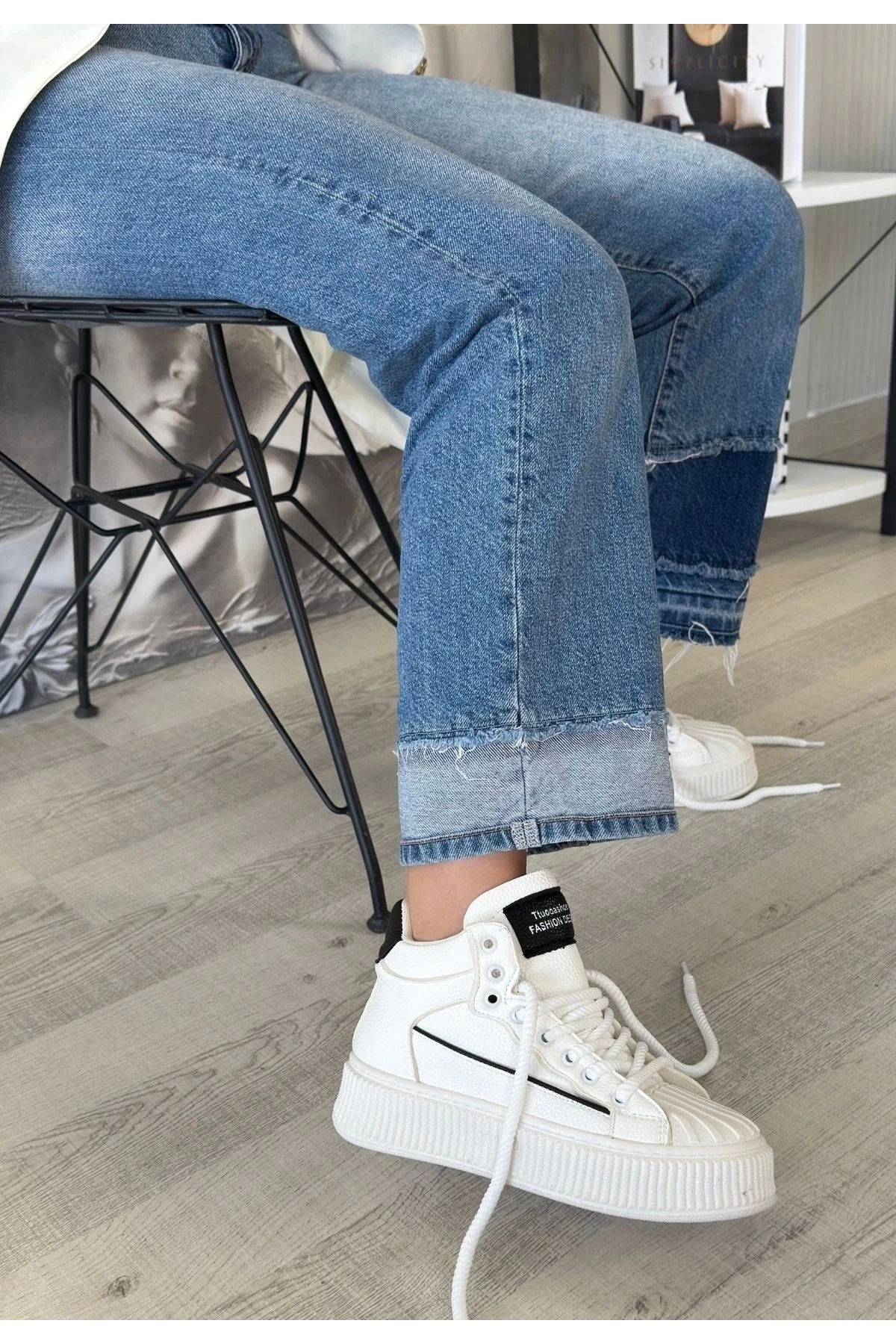 Estim Beyaz Cilt Siyah Detaylı Bağcıklı Spor Ayakkabı