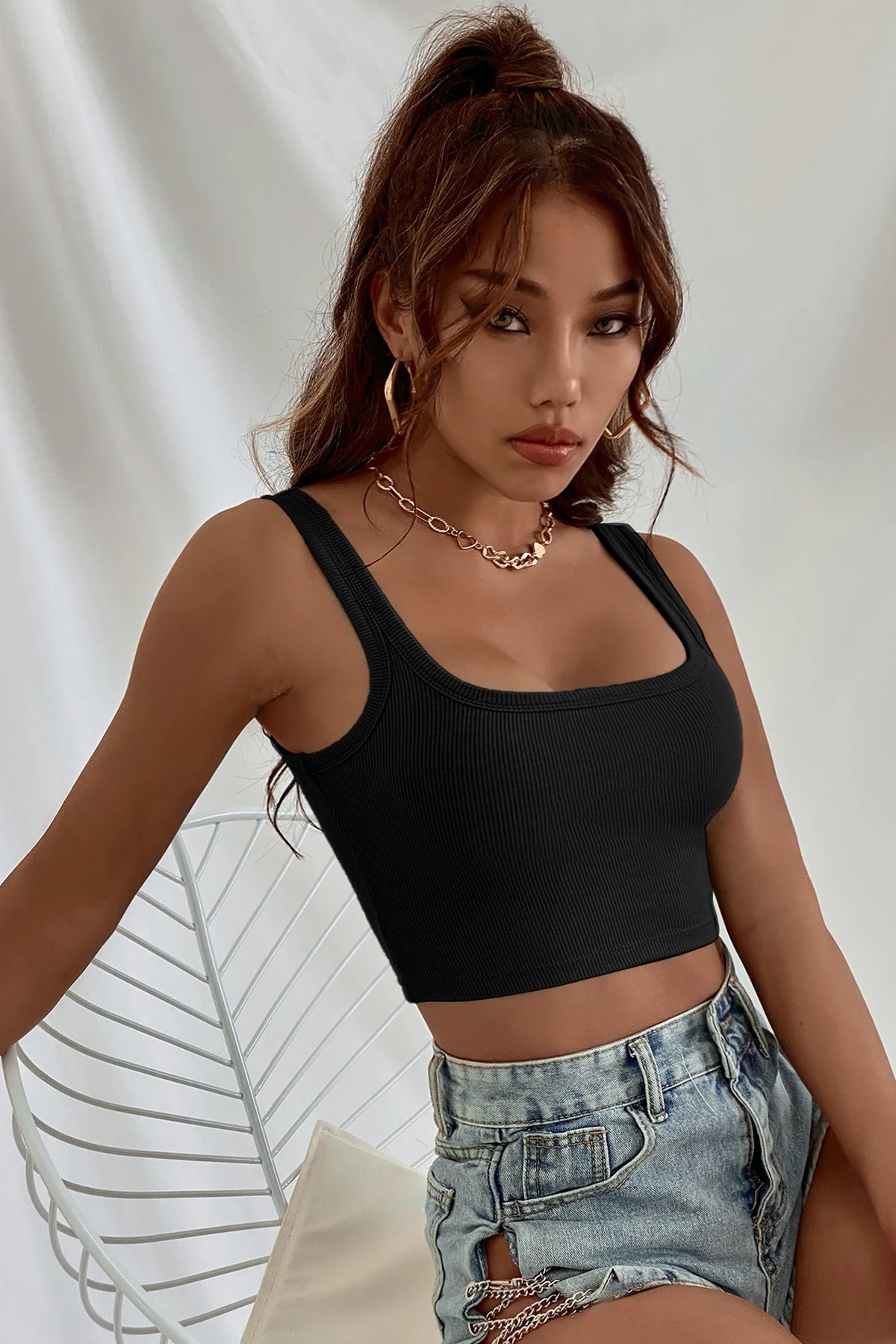 Kadın Siyah Kalın Askılı Crop Top Büstiyer – Modern ve Şık Tasarım