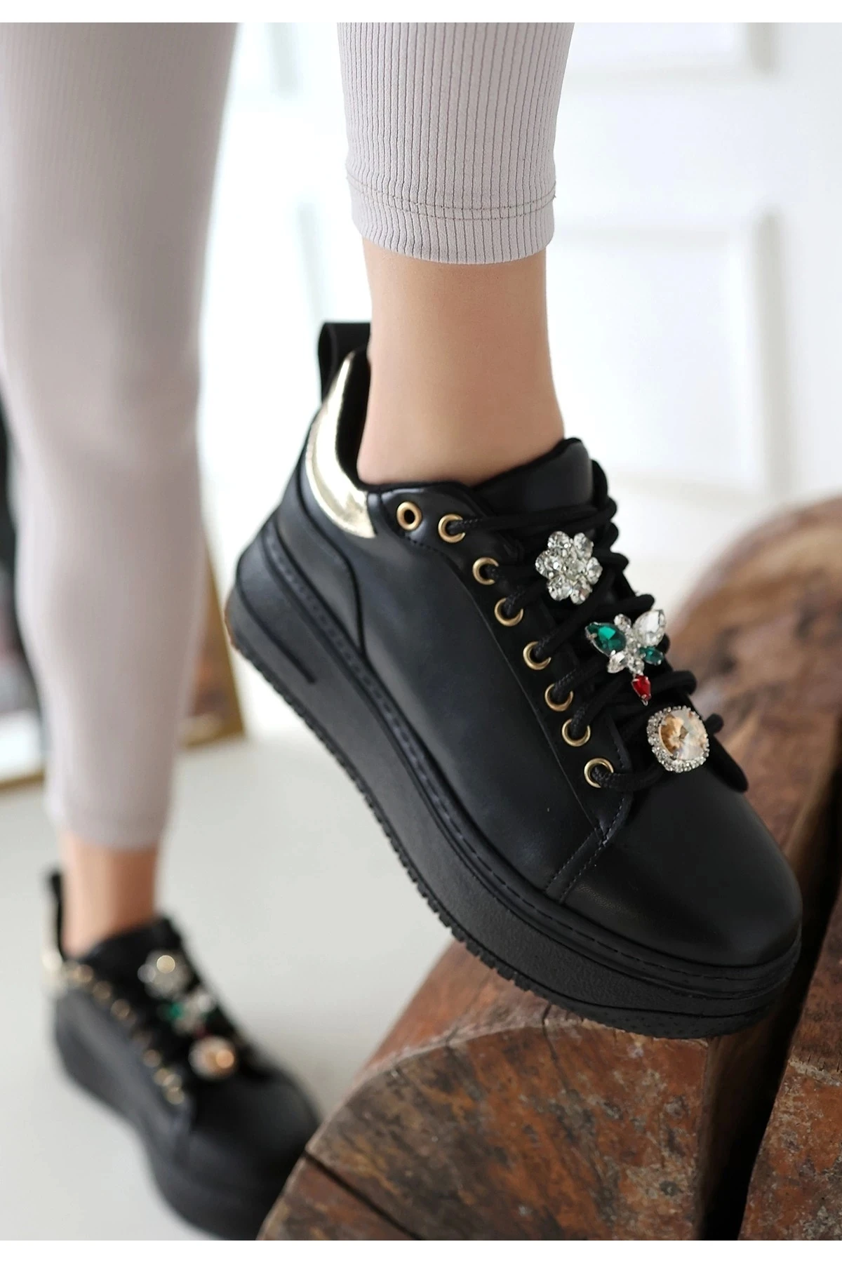 Tenya Siyah Cilt Taşlı Bağcıklı Spor Ayakkabı