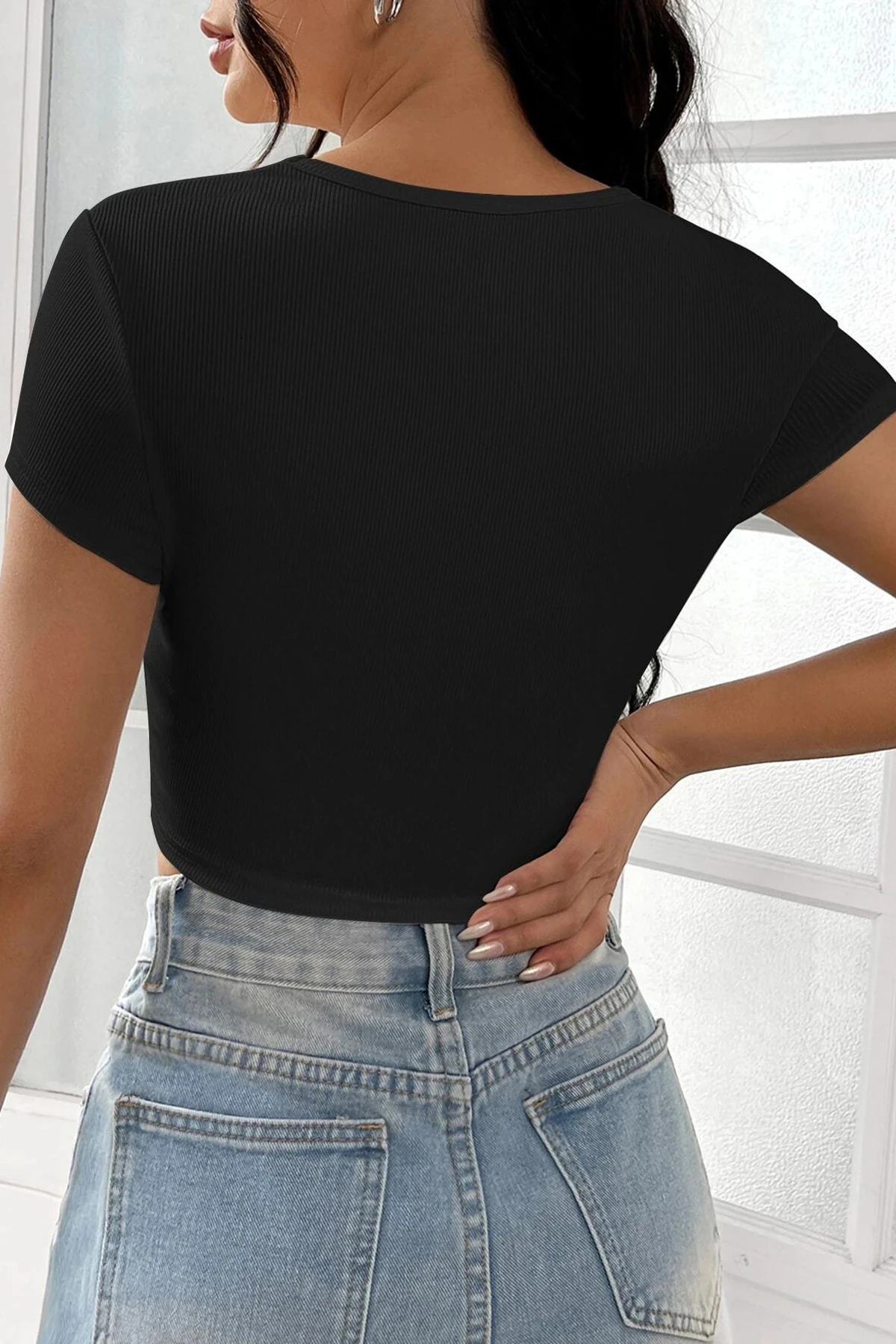 Kadın Siyah Yarım Kol Düz Yaka Crop Top Bluz – Şık, Rahat ve Kolay Kombinlenebilir