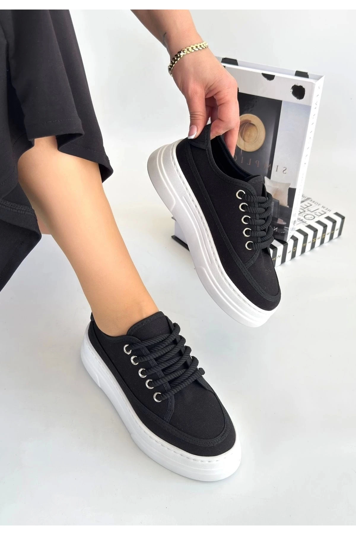 Carin Siyah Keten Bağcıklı Spor Ayakkabı