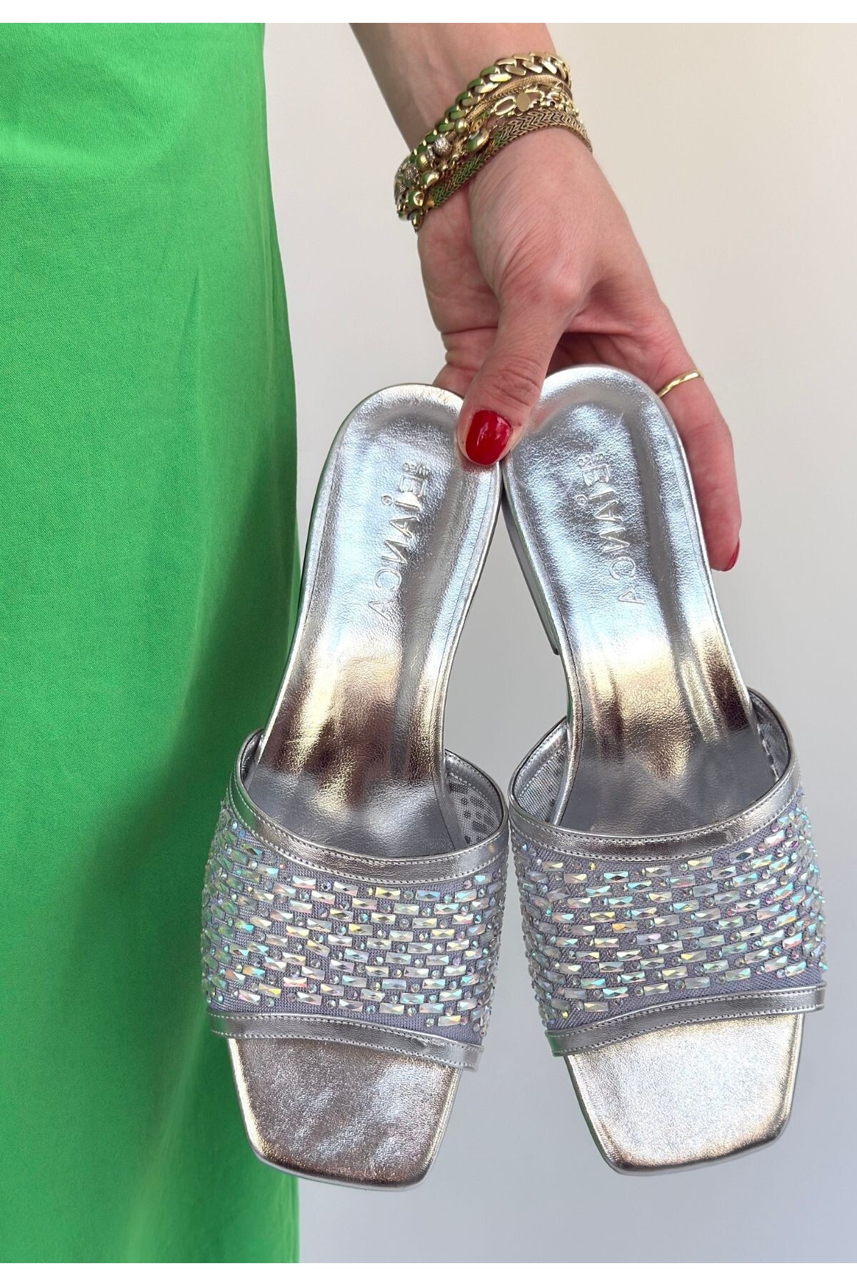 Ortu Gümüş Cilt İşlemeli Terlik - Lisinya