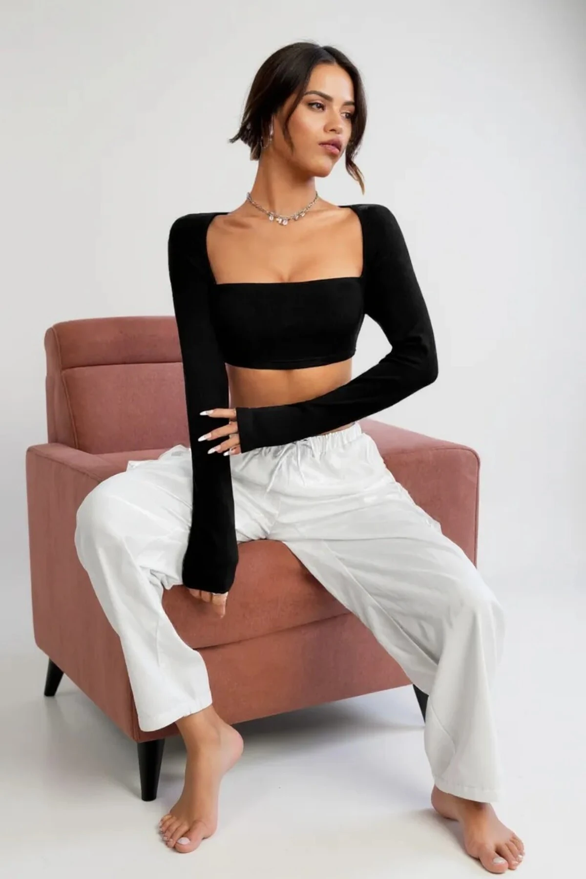 Kadın Siyah Uzun Kol Göğüs ve Sırt Dekolteli Crop Top Bluz – Şık, Rahat ve Kolay Kombinlenebilir