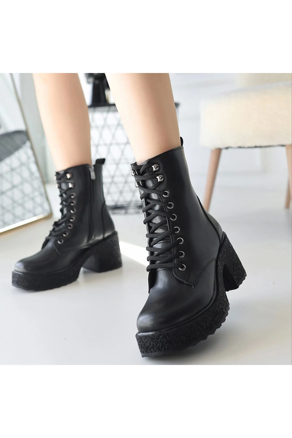 Emilla Siyah Cilt Bağcıklı Bot - Lisinya
