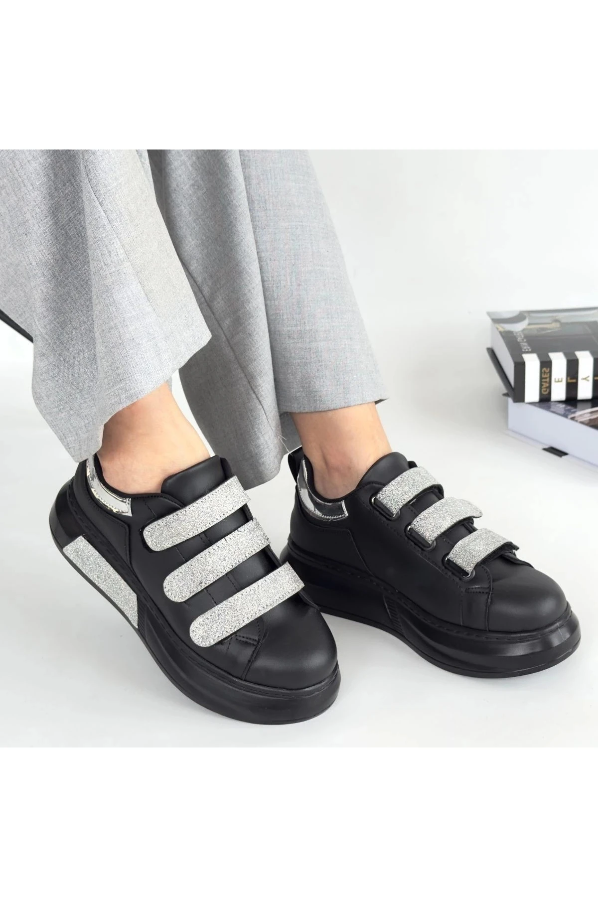 Elika Siyah Cilt Simli Cırt Cırtlı Kadın Spor Ayakkabı