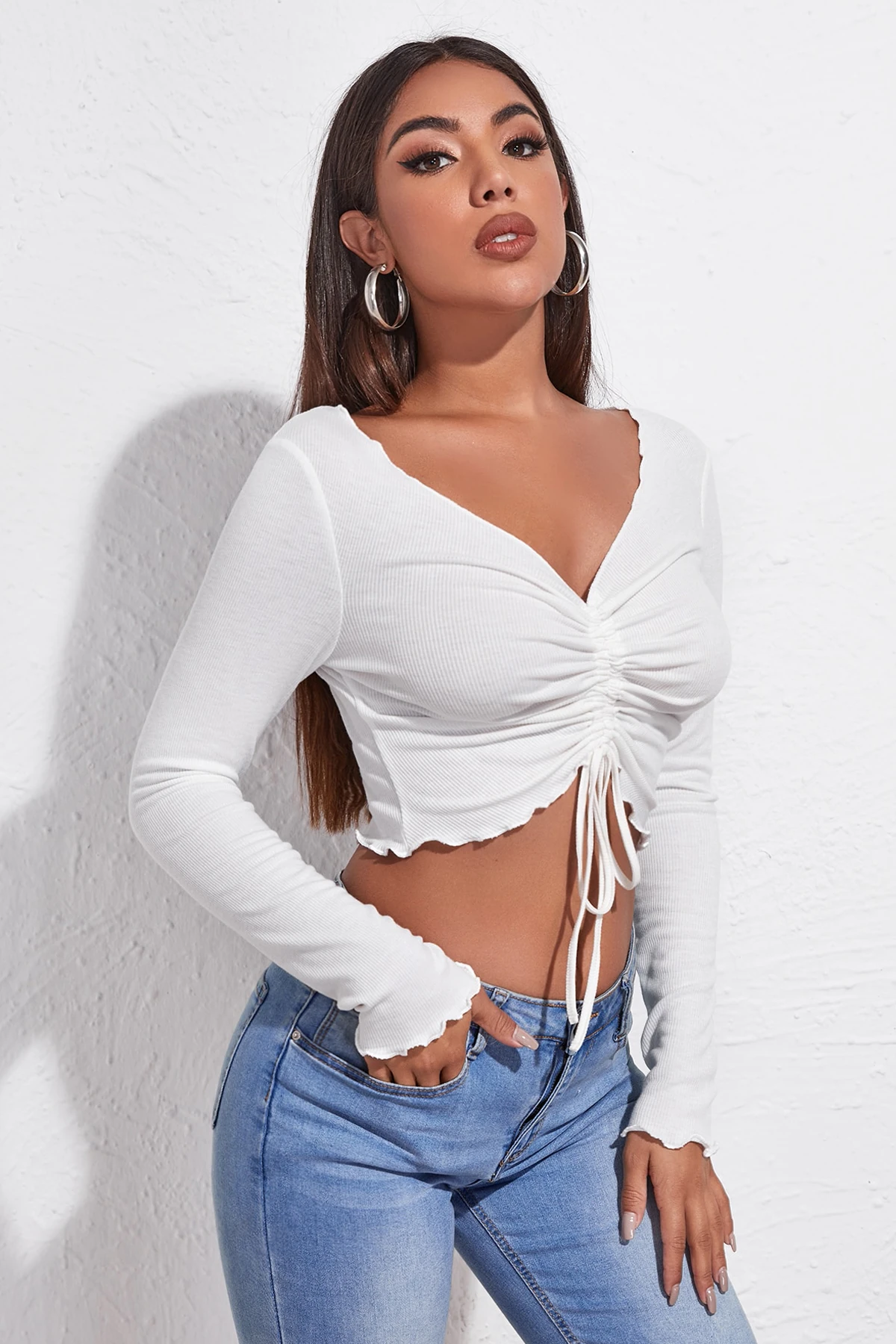 Kadın Beyaz Uzun Kollu Büzdürme Bağcık Detaylı Crop Top Bluz – Şık, Rahat ve Kolay Kombinlenebilir
