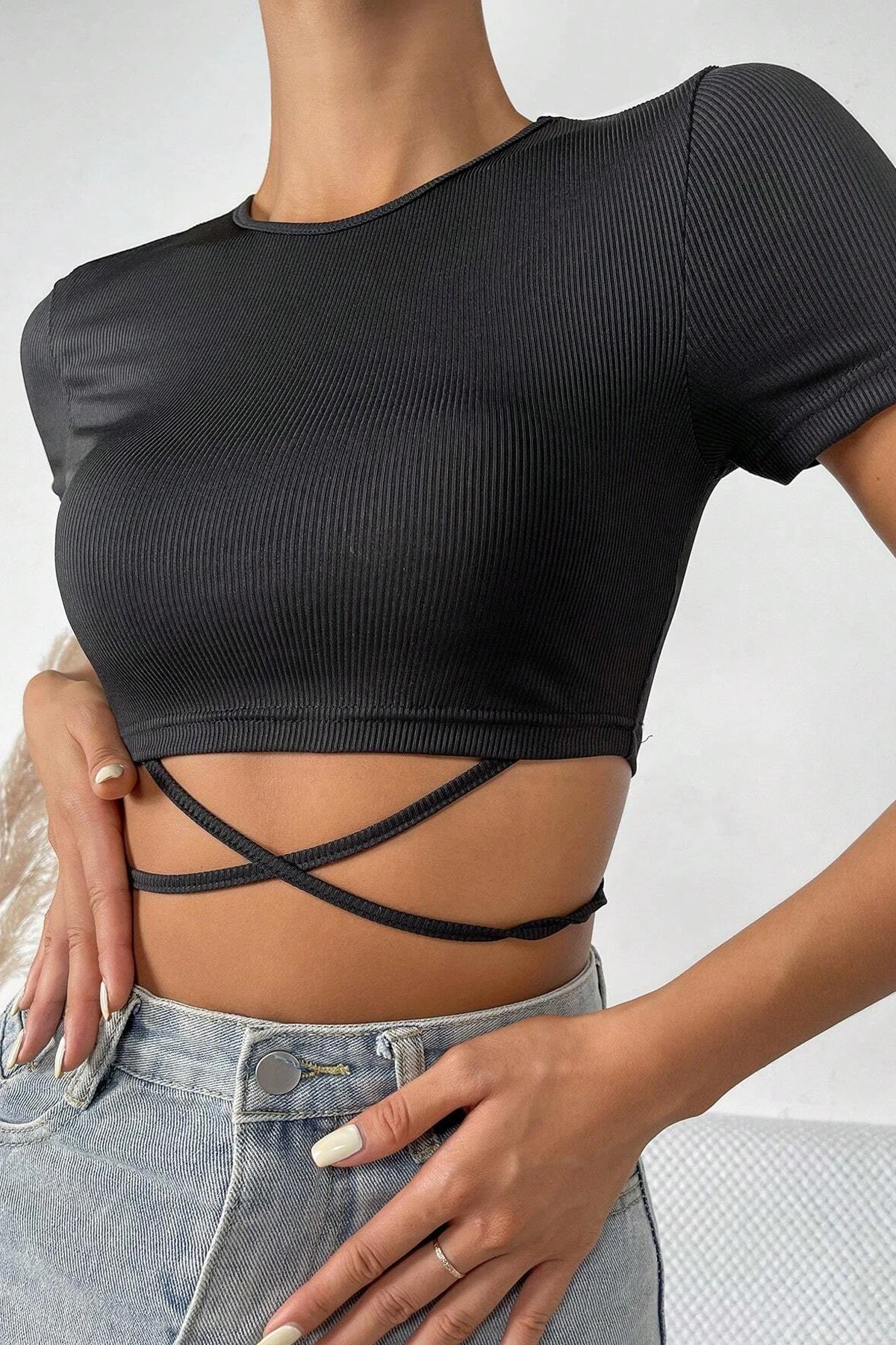Kadın Siyah Yarım Kol Çapraz Bağlamalı Crop Top Bluz - Şık, Rahat ve Kolay Kombinlenebilir