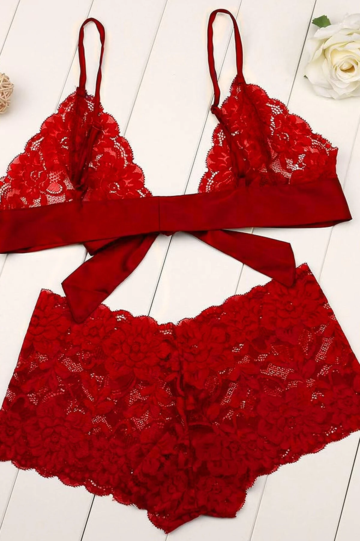 Kadın Kırmızı Dantelli & Kurdelalı Sütyen Külot Takımı – Modern, Konforlu ve Günlük Kombinlere Uygun