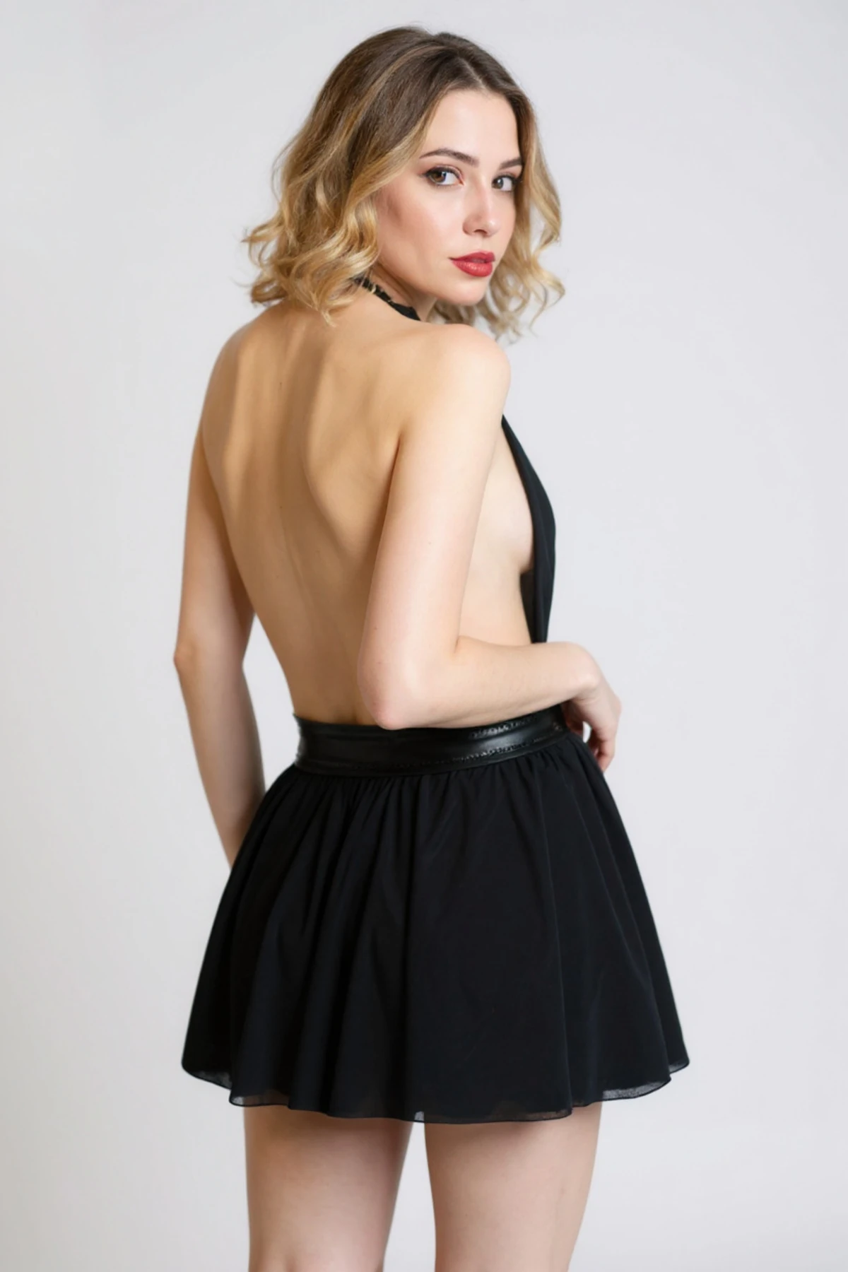 Kadın Siyah Sırtı Açık Beli Dantelli Gecelik Takım – Modern, Konforlu ve Günlük Kombinlere Uygun