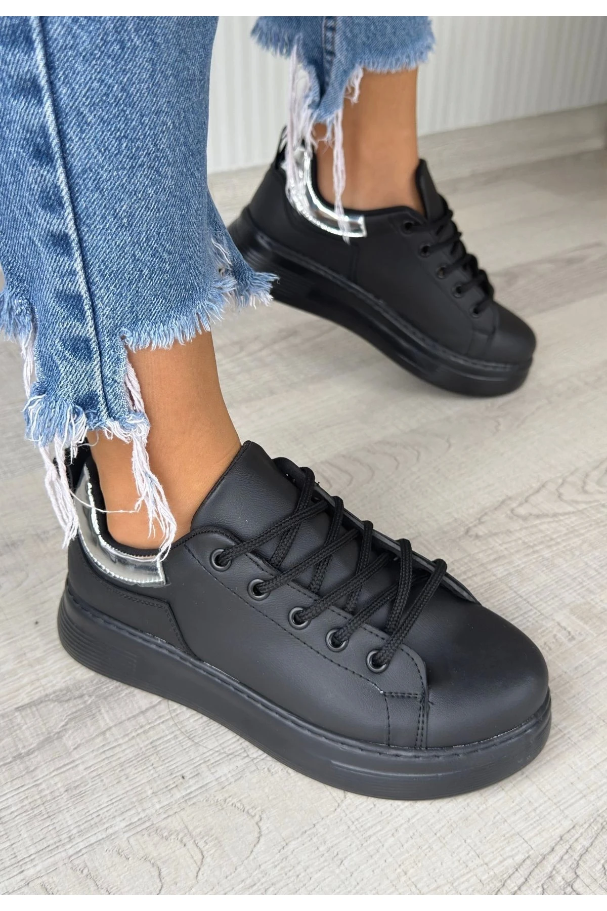 Sofio Siyah Cilt Bağcıklı Spor Ayakkabı