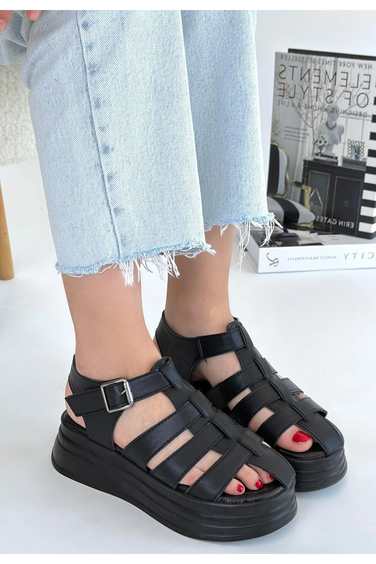 Toten Siyah Cilt Kemerli Sandalet - Lisinya