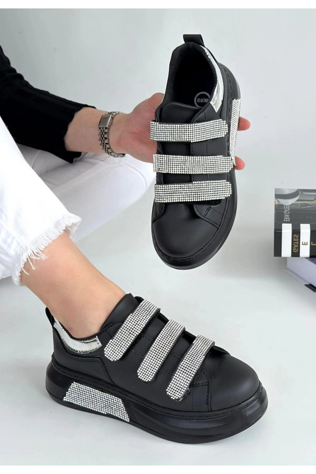 Elika Siyah Cilt Cırt Cırtlı Kadın Spor Ayakkabı