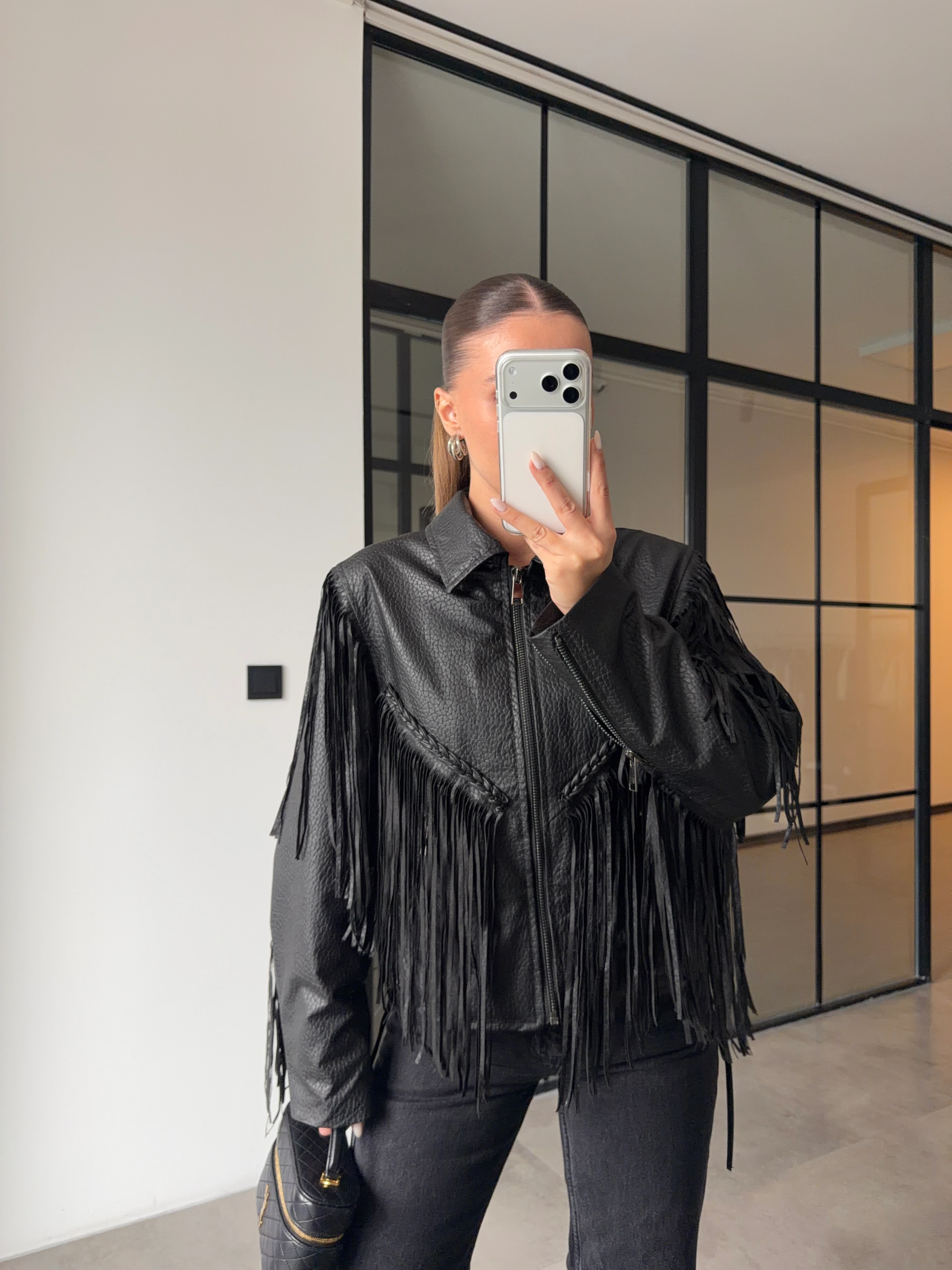 PÜSKÜLLÜ SİYAH DERİ CEKET