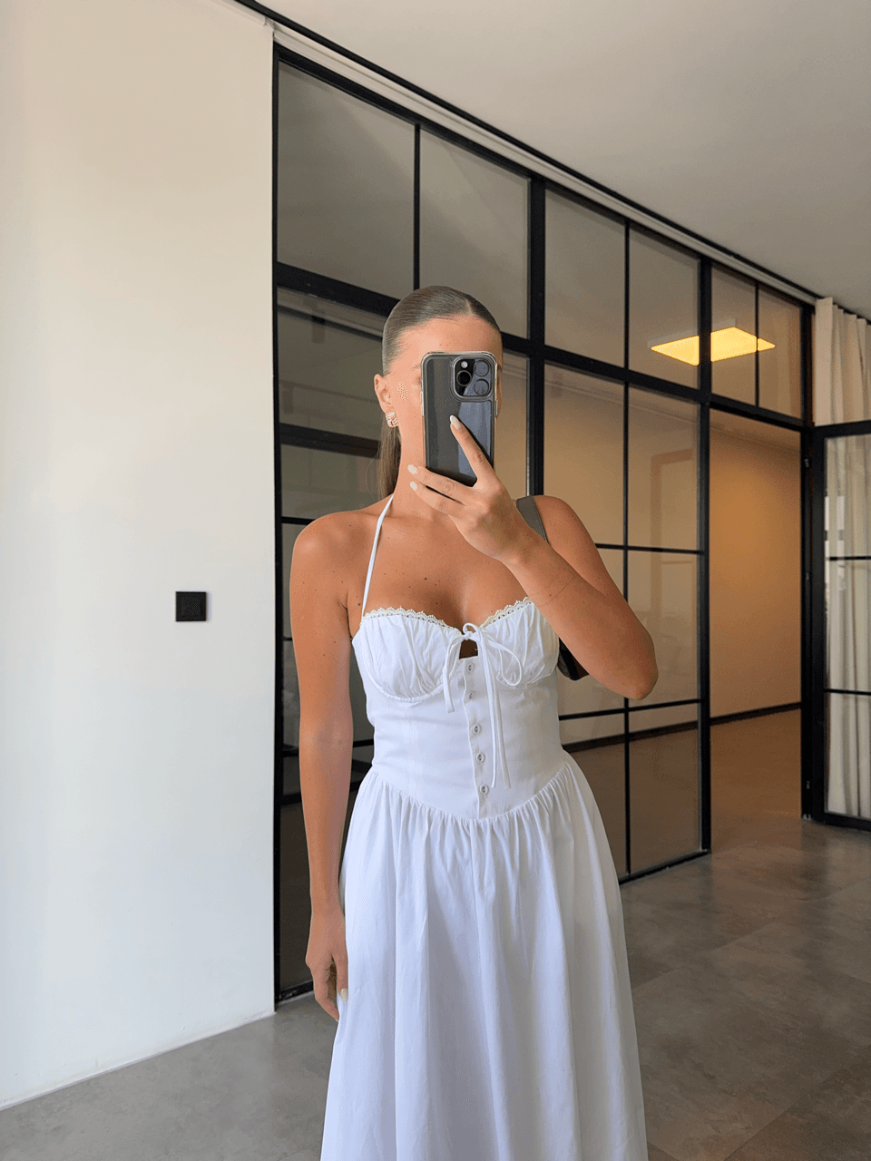 BOYUNDAN BAĞLAMALI KORSE ÜSTLÜ BEYAZ MİDİ ELBİSE
