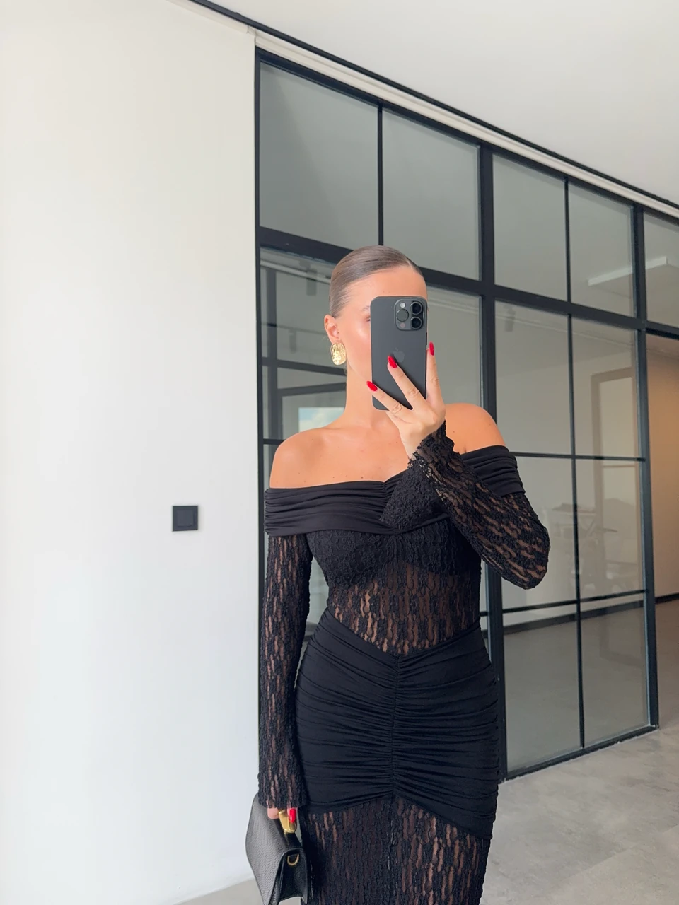 MADONNA YAKA DRAPELİ SİYAH DANTEL ELBİSE