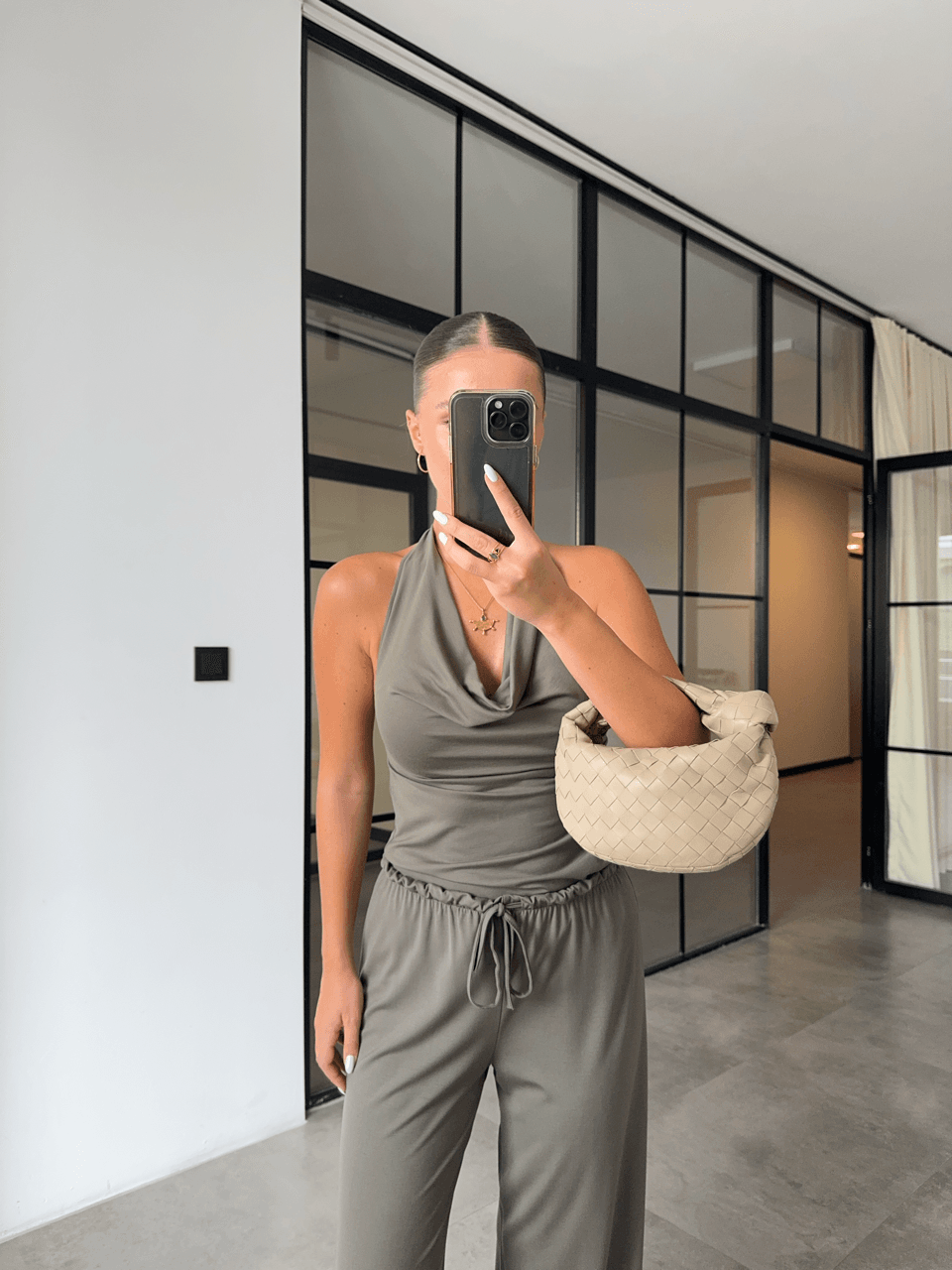 HAKİ HALTER YAKA DÖKÜMLÜ BLUZ PANTOLON MODAL TAKIM