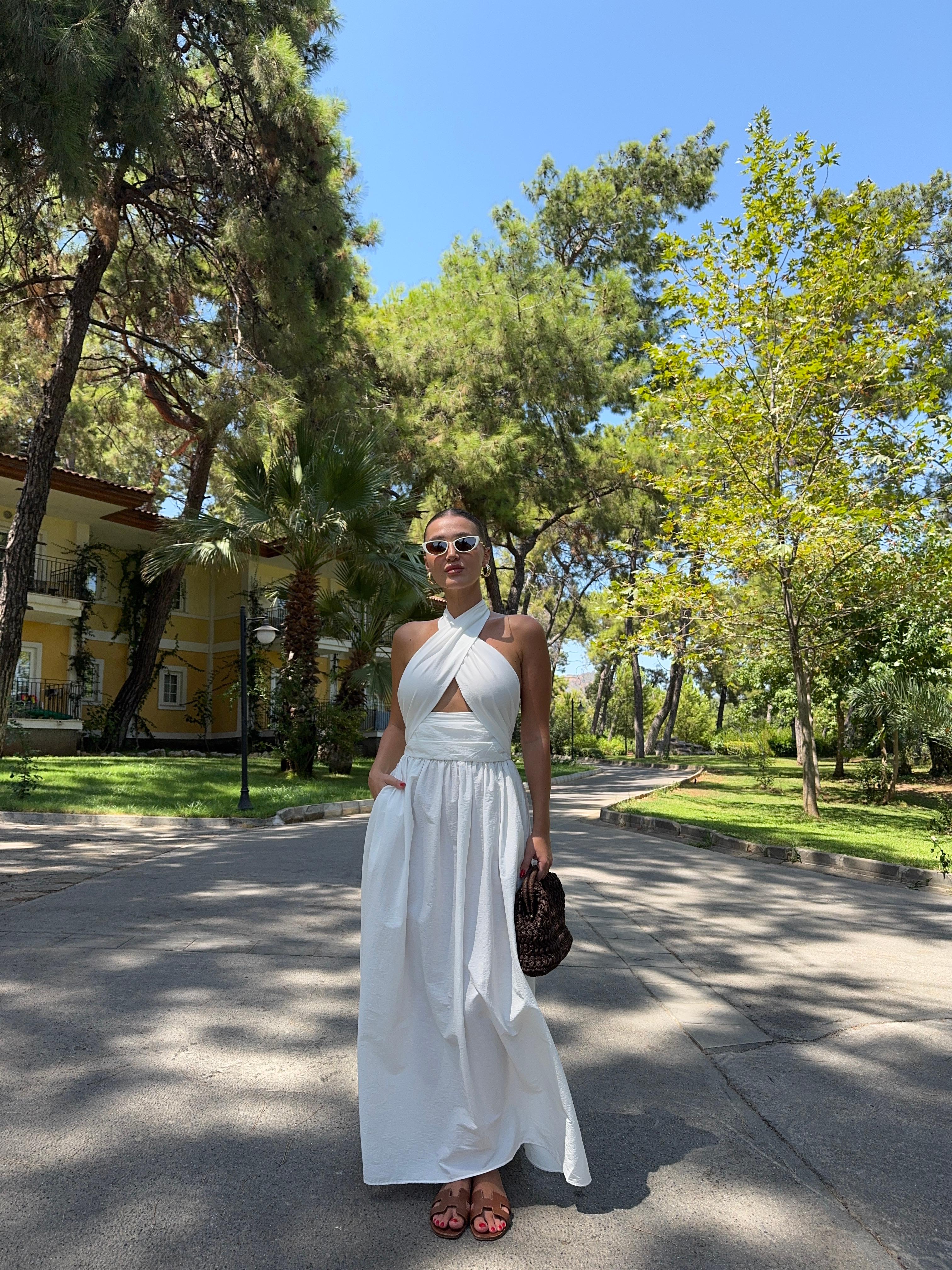 BOYUNDAN BAĞLAMALI MAXİ BEYAZ ELBİSE