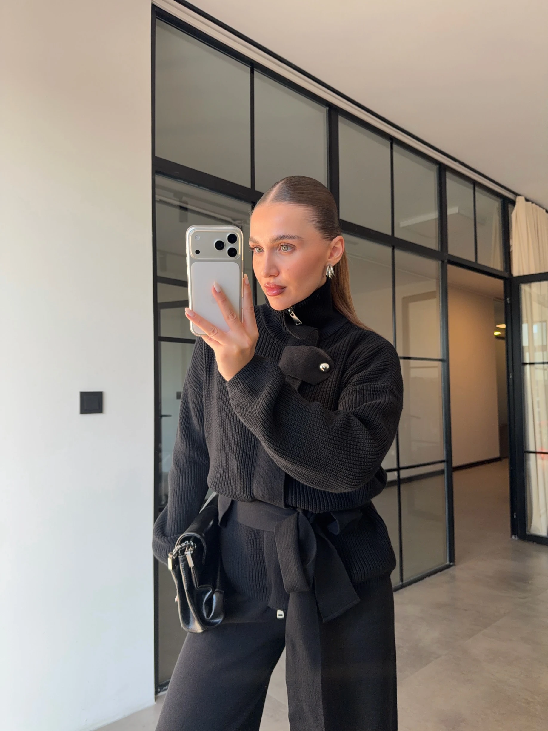 DİK YAKALI KUŞAKLI SİYAH TRİKO TAKIM