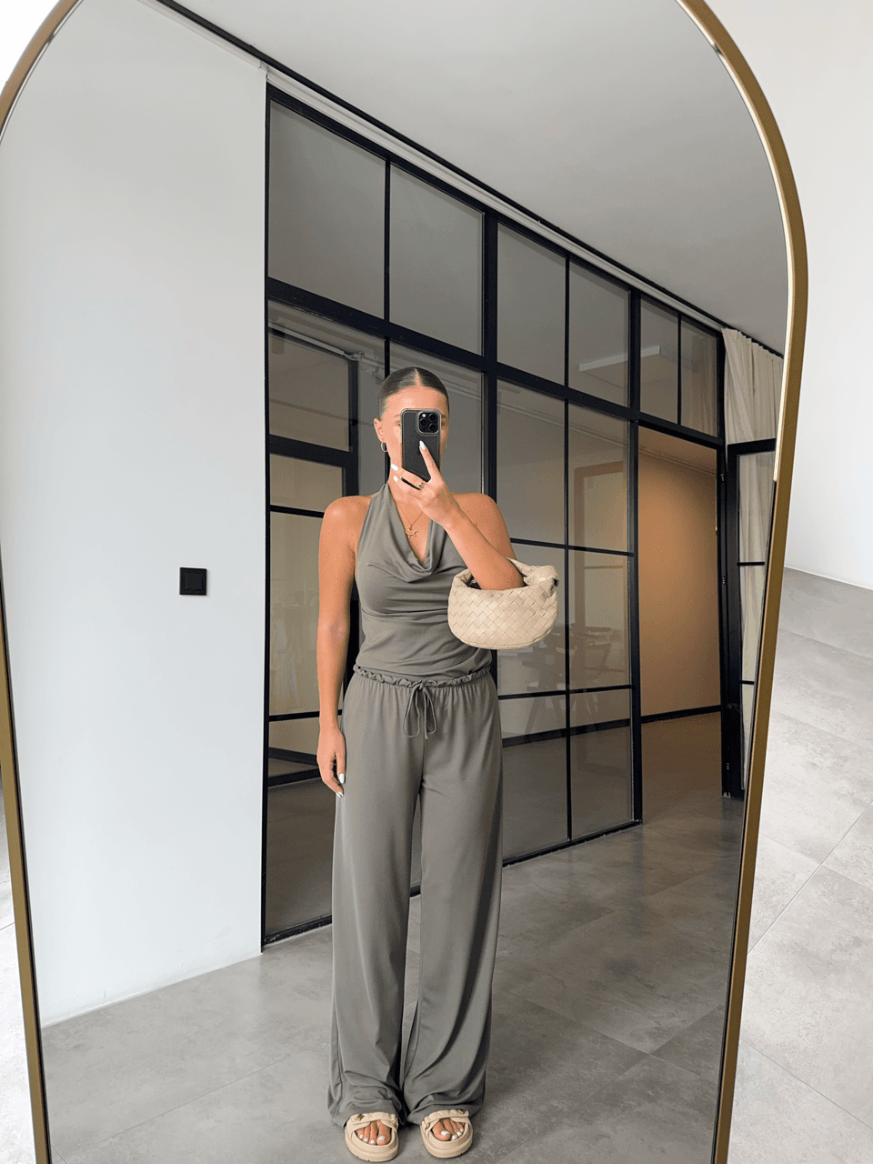 HAKİ HALTER YAKA DÖKÜMLÜ BLUZ PANTOLON MODAL TAKIM