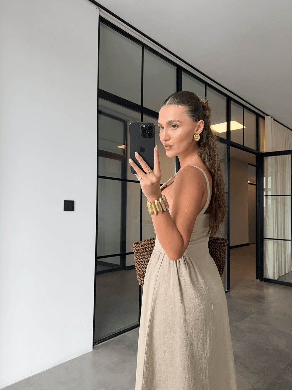 KUŞGÖZÜ DEKOLTELİ ASKILI BEJ KETEN ELBİSE 