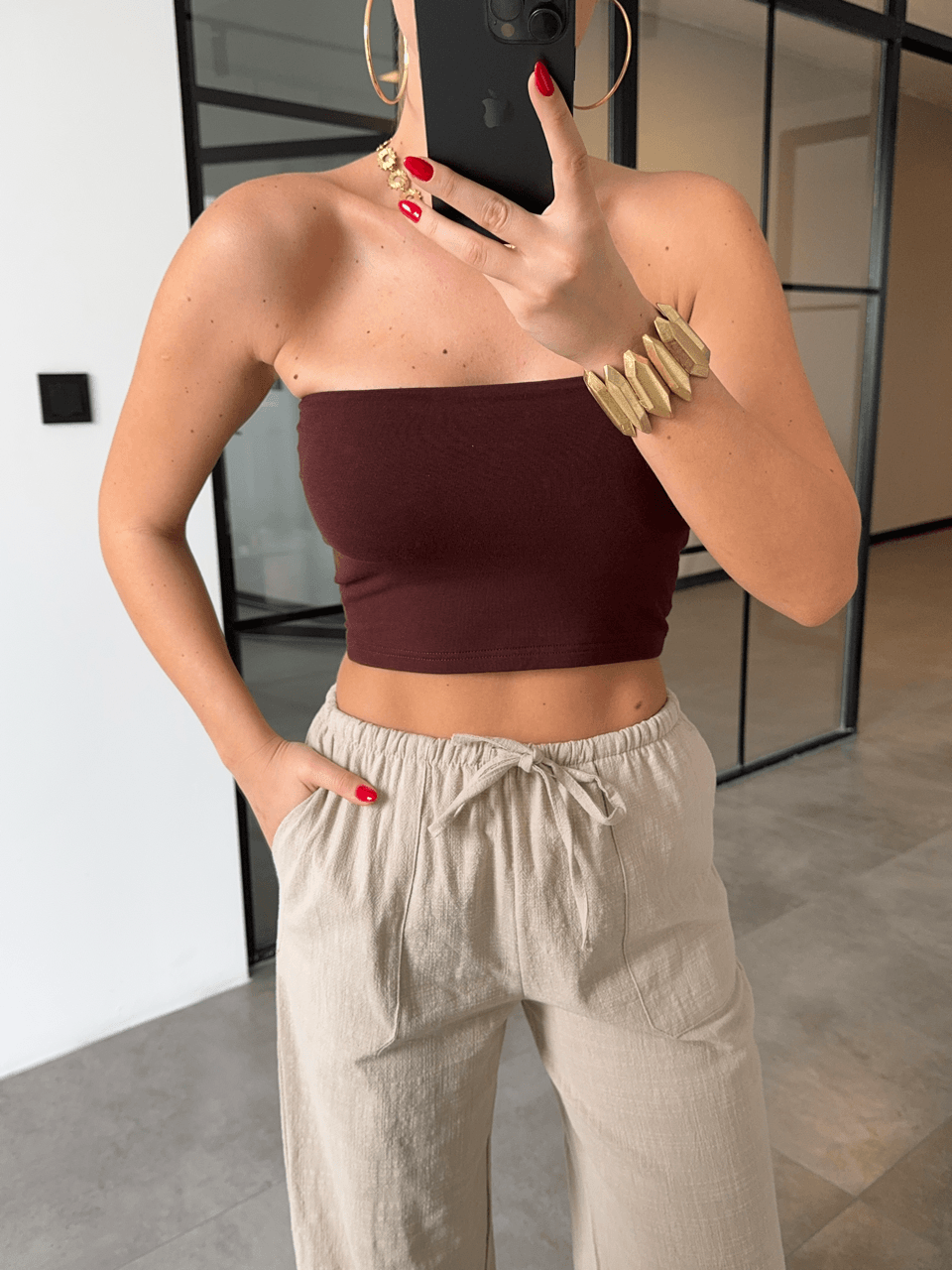 GÖĞÜS KUPLU KAHVERENGİ STRAPLEZ CROP BLUZ