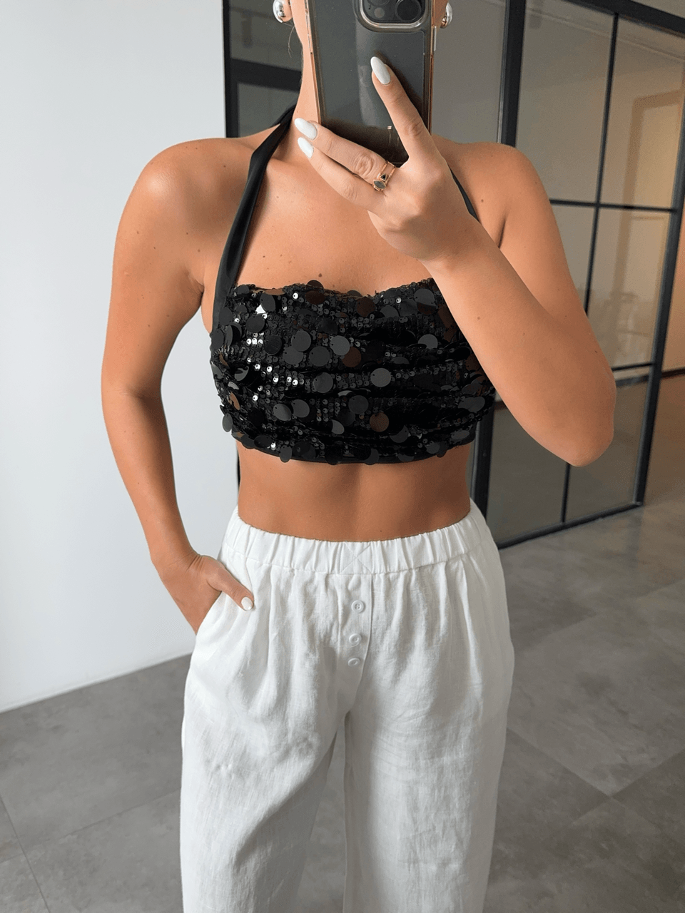 BOYUNDAN BAĞLAMALI SİYAH PULLU CROP BLUZ