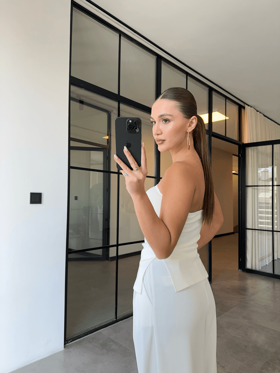 YANI YIRTMAÇLI DRAPELİ BEYAZ STRAPLEZ BLUZ