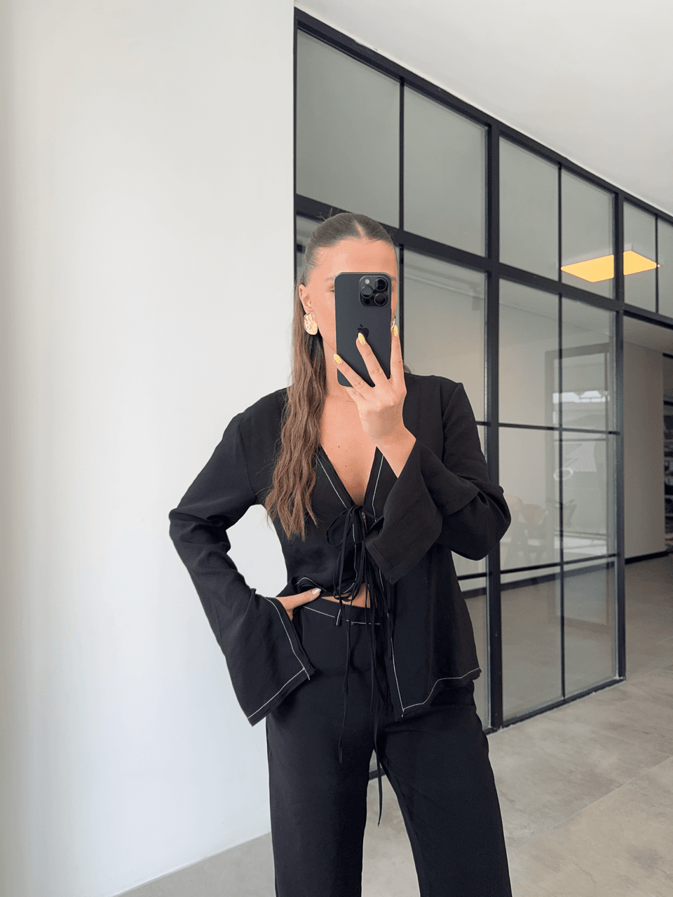 KONTRAST DİKİŞ DETAYLI SİYAH BAĞLAMALI BLUZ PANTOLON TENSEL TAKIM