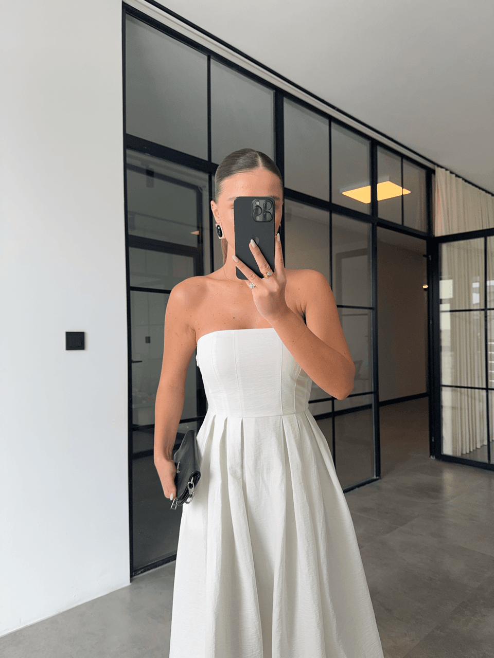 STRAPLEZ BEYAZ PARAŞÜT KUMAŞ CEPLİ ELBİSE