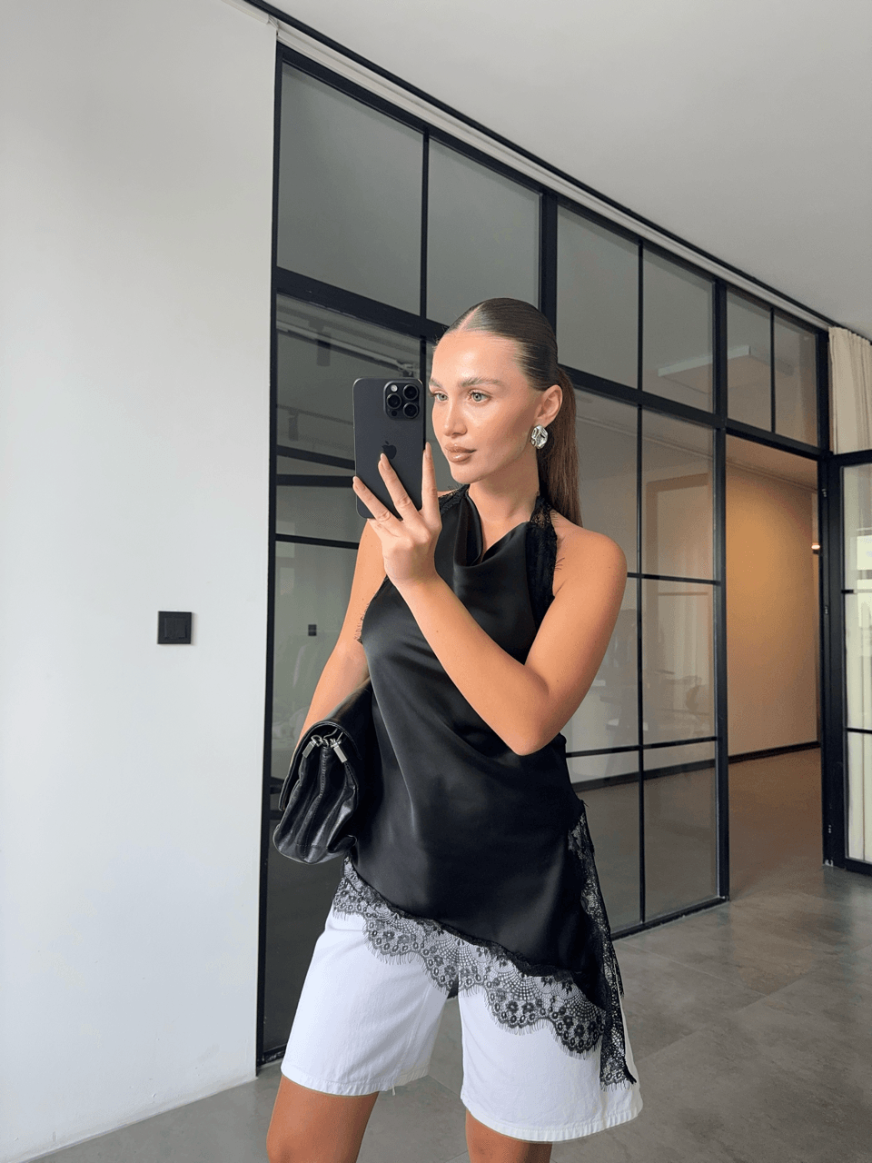 DANTEL İŞLEMELİ YIRTMAÇLI SATEN BLUZ