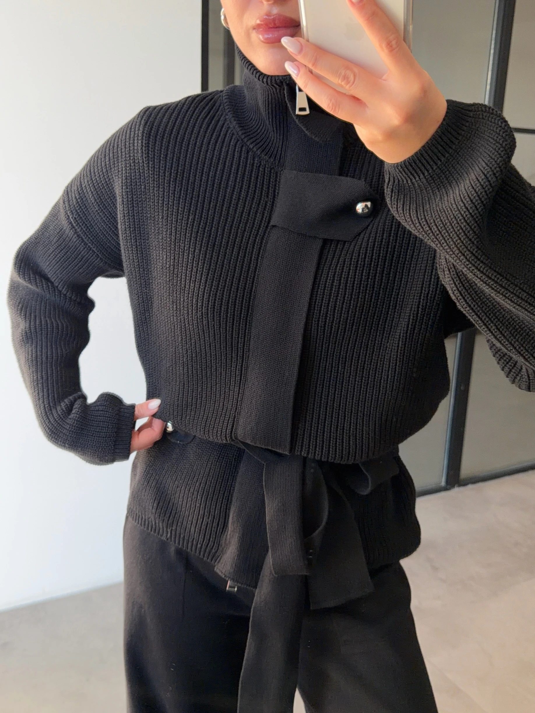 DİK YAKALI KUŞAKLI SİYAH TRİKO TAKIM