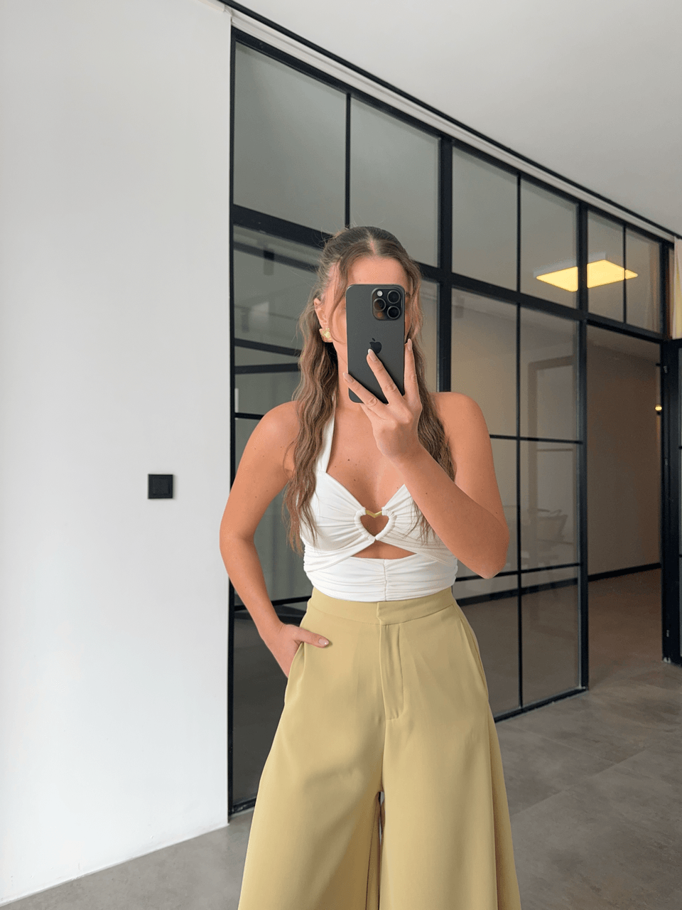 KALP AKSESUARLI BÜZGÜLÜ ÇİFT KAT EKRU BLUZ 
