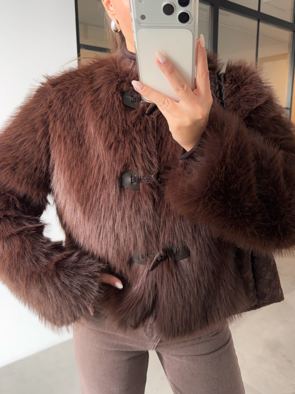 DERİ AKSESUARLI CROP KÜRK